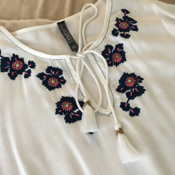 NWOT white bell sleeve boho blouse w/floral trim - Picture 2 of 6